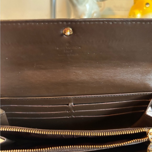 Authentic Louis Vuitton Sarah Wallet – Monogram Vernis Leather Amarante TH4078 - Picture 3 of 5